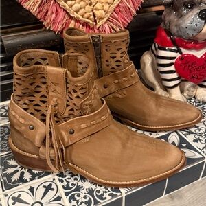 Musse & Cloud Tan Cutout Ankle Booties